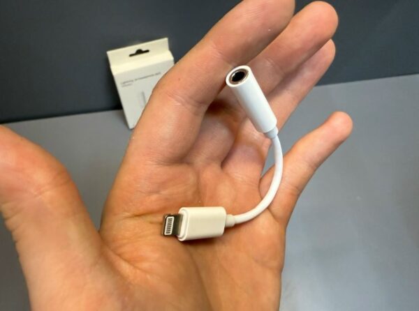 Адаптер для проводной гарнитуры Lightning выход на AUX (3.5mm jack) (Bluetooth) упаковка Адаптер для